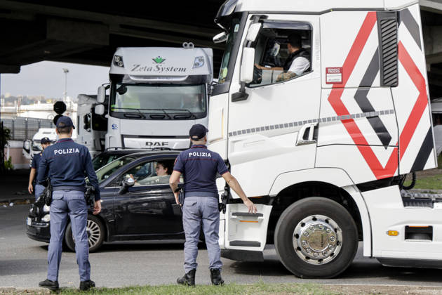 IPA90035579 - The mobilization of transportation sector workers continues: one lane of Via Nuova Marina in Naples, heading toward the Bausan entrance to the port, has been blocked by several dozen protesters in support of truck drivers, who have been protesting for days against rising fuel costs.  Copyright: xSalvatorexLaporta KONTROLABx xKontrolabx IPA90035579