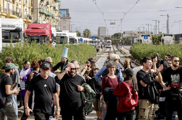 IPA90035594 - The mobilization of transportation sector workers continues: one lane of Via Nuova Marina in Naples, heading toward the Bausan entrance to the port, has been blocked by several dozen protesters in support of truck drivers, who have been protesting for days against rising fuel costs.  Copyright: xSalvatorexLaporta KONTROLABx xKontrolabx IPA90035594