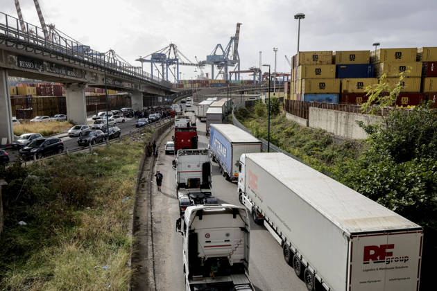 IPA90035603 - The mobilization of transportation sector workers continues: one lane of Via Nuova Marina in Naples, heading toward the Bausan entrance to the port, has been blocked by several dozen protesters in support of truck drivers, who have been protesting for days against rising fuel costs.  Copyright: xSalvatorexLaporta KONTROLABx xKontrolabx IPA90035603