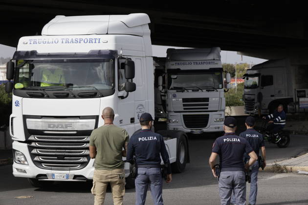 IPA90036626 - Naples, October 22, 2026: Via Marina, Bausan Checkpoint Truck drivers protest high gas prices (NeaPhoto)  Copyright: xx xx IPA90036626