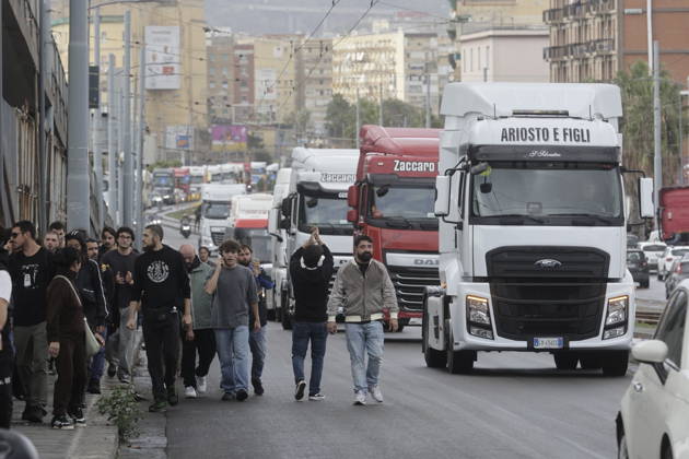 IPA90036635 - Naples, October 22, 2026: Via Marina, Bausan Checkpoint Truck drivers protest high gas prices (NeaPhoto)  Copyright: xx xx IPA90036635