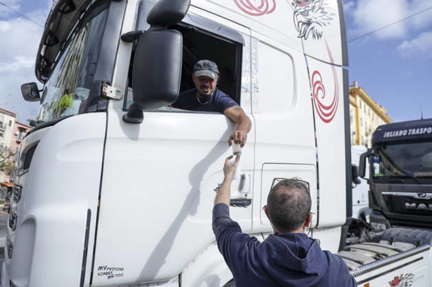 News - Truck Drivers Protest Fuel Prices in Naples HGV drivers take part in a slow-moving truck convoy through Naples as protests against rising fuel prices and operating costs continue. The vehicles, stationed for days on Via Argine, moved toward the port before returning to their original position, causing major traffic disruption. The blockade has also prevented fuel tankers from leaving the depot, contributing to shortages of petrol and diesel at filling stations. Protesters explained their demands to passersby and expressed disappointment with the government s recently introduced aid decree. Napoli Napoli Italy Copyright: xAntonioxBalascox xLiveMediax LPN_2763216
