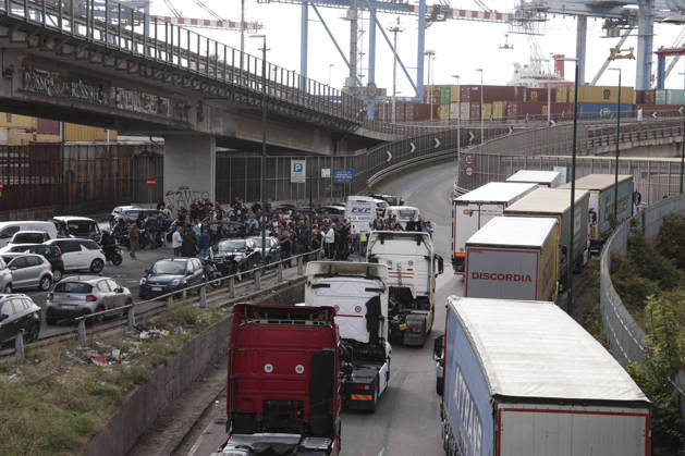 News - Truck Drivers Protest Fuel Prices in Naples HGV drivers take part in a slow-moving truck convoy through Naples as protests against rising fuel prices and operating costs continue. The vehicles, stationed for days on Via Argine, moved toward the port before returning to their original position, causing major traffic disruption. The blockade has also prevented fuel tankers from leaving the depot, contributing to shortages of petrol and diesel at filling stations. Protesters explained their demands to passersby and expressed disappointment with the government s recently introduced aid decree. Napoli Napoli Italy Copyright: xAntonioxBalascox xLiveMediax LPN_2763246