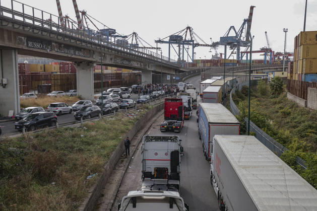 News - Truck Drivers Protest Fuel Prices in Naples HGV drivers take part in a slow-moving truck convoy through Naples as protests against rising fuel prices and operating costs continue. The vehicles, stationed for days on Via Argine, moved toward the port before returning to their original position, causing major traffic disruption. The blockade has also prevented fuel tankers from leaving the depot, contributing to shortages of petrol and diesel at filling stations. Protesters explained their demands to passersby and expressed disappointment with the government s recently introduced aid decree. Napoli Napoli Italy Copyright: xAntonioxBalascox xLiveMediax LPN_2763247