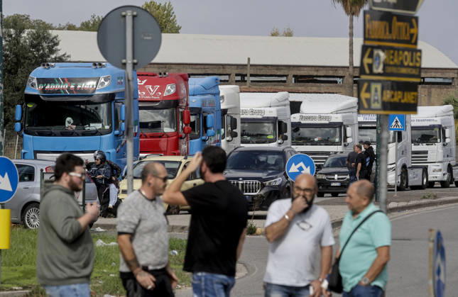 Truck Drivers Strike - Naples Truck drivers and supporters block one lane of Via Nuova Marina in Naples, Italy on October 22, 2026, during a strike against rising fuel costs that has disrupted port access at the Bausan entrance. Photo by Salvatore Laporta KONTROLAB IPA ABACAPRESS.COM Naples Campania Italy  Copyright: xIPA ABACAx