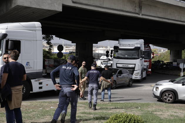 Truck Drivers Strike - Naples Truck drivers and supporters block one lane of Via Nuova Marina in Naples, Italy on October 22, 2026, during a strike against rising fuel costs that has disrupted port access at the Bausan entrance. Photo by Napolipress IPA ABACAPRESS.COM Naples Italy  Copyright: xIPA ABACAx