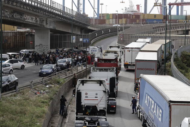 Truck Drivers Strike - Naples Truck drivers and supporters block one lane of Via Nuova Marina in Naples, Italy on October 22, 2026, during a strike against rising fuel costs that has disrupted port access at the Bausan entrance. Photo by Napolipress IPA ABACAPRESS.COM Naples Italy  Copyright: xIPA ABACAx