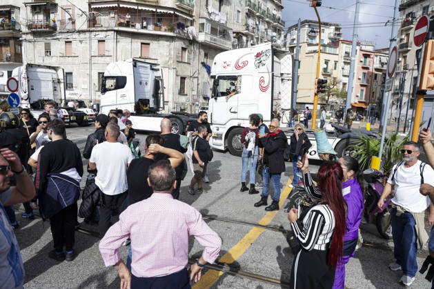IPA90037615 - HGV drivers are participating in a slow-moving truck convoy through Naples as protests against rising fuel prices and operating costs continue. The vehicles, which had been stationed for days on Via Argine, moved toward the port before returning to their original position, causing major traffic disruptions. The blockade has also prevented fuel tankers from leaving the depot, contributing to shortages of gasoline and diesel at gas stations. Protesters explained their demands to passersby and expressed disappointment with the government’s recently introduced aid decree.  Copyright: xAntonioxBalasco LiveMediax xAntonioxBalasco LiveMediax IPA90037615