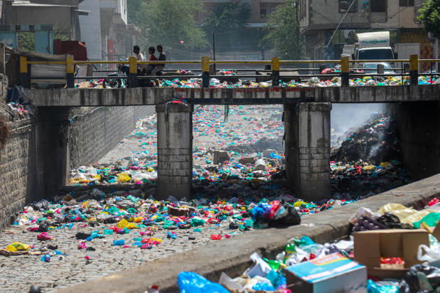 Streets of Taiz fill with waste as fuel supplies are cut off TAIZ, YEMEN - OCTOBER 22: Piles of garbage and waste accumulate are seen on streets in Taiz, Yemen on October 22, 2026. Waste collection activities have almost ground to a halt as Houthi forces launched a counter-offensive against government troops, besieging the strategically located city, blocking roads, and preventing fuel delivery to the region alongside ongoing security issues. Hamza Mustafa Anadolu Taiz Yemen. Editorial use only. Please get in touch for any other usage.  Copyright: x2026xAnadoluxHamzaxMustafax