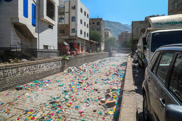 Streets of Taiz fill with waste as fuel supplies are cut off TAIZ, YEMEN - OCTOBER 22: Piles of garbage and waste accumulate are seen on streets in Taiz, Yemen on October 22, 2026. Waste collection activities have almost ground to a halt as Houthi forces launched a counter-offensive against government troops, besieging the strategically located city, blocking roads, and preventing fuel delivery to the region alongside ongoing security issues. Hamza Mustafa Anadolu Taiz Yemen. Editorial use only. Please get in touch for any other usage.  Copyright: x2026xAnadoluxHamzaxMustafax