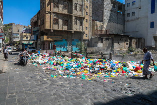 Streets of Taiz fill with waste as fuel supplies are cut off TAIZ, YEMEN - OCTOBER 22: Piles of garbage and waste accumulate are seen on streets in Taiz, Yemen on October 22, 2026. Waste collection activities have almost ground to a halt as Houthi forces launched a counter-offensive against government troops, besieging the strategically located city, blocking roads, and preventing fuel delivery to the region alongside ongoing security issues. Hamza Mustafa Anadolu Taiz Yemen. Editorial use only. Please get in touch for any other usage.  Copyright: x2026xAnadoluxHamzaxMustafax