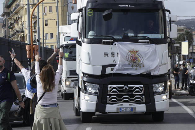 IPA90037886 - HGV drivers are participating in a slow-moving truck convoy through Naples as protests against rising fuel prices and operating costs continue. The vehicles, which had been stationed for days on Via Argine, moved toward the port before returning to their original position, causing major traffic disruptions. The blockade has also prevented fuel tankers from leaving the depot, contributing to shortages of gasoline and diesel at gas stations. Protesters explained their demands to passersby and expressed disappointment with the government’s recently introduced aid decree.  Copyright: xAntonioxBalasco LiveMediax xAntonioxBalasco LiveMediax IPA90037886