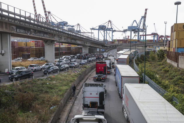 IPA90037889 - HGV drivers are participating in a slow-moving truck convoy through Naples as protests against rising fuel prices and operating costs continue. The vehicles, which had been stationed for days on Via Argine, moved toward the port before returning to their original position, causing major traffic disruptions. The blockade has also prevented fuel tankers from leaving the depot, contributing to shortages of gasoline and diesel at gas stations. Protesters explained their demands to passersby and expressed disappointment with the government’s recently introduced aid decree.  Copyright: xAntonioxBalasco LiveMediax xAntonioxBalasco LiveMediax IPA90037889