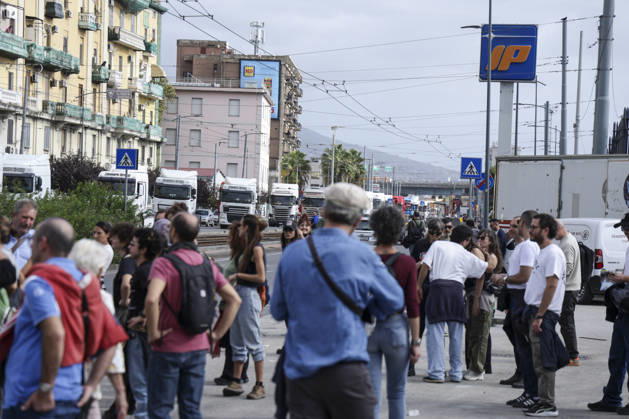 IPA90037890 - HGV drivers are participating in a slow-moving truck convoy through Naples as protests against rising fuel prices and operating costs continue. The vehicles, which had been stationed for days on Via Argine, moved toward the port before returning to their original position, causing major traffic disruptions. The blockade has also prevented fuel tankers from leaving the depot, contributing to shortages of gasoline and diesel at gas stations. Protesters explained their demands to passersby and expressed disappointment with the government’s recently introduced aid decree.  Copyright: xAntonioxBalasco LiveMediax xAntonioxBalasco LiveMediax IPA90037890