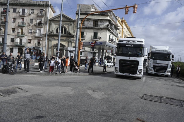 IPA90037891 - HGV drivers are participating in a slow-moving truck convoy through Naples as protests against rising fuel prices and operating costs continue. The vehicles, which had been stationed for days on Via Argine, moved toward the port before returning to their original position, causing major traffic disruptions. The blockade has also prevented fuel tankers from leaving the depot, contributing to shortages of gasoline and diesel at gas stations. Protesters explained their demands to passersby and expressed disappointment with the government’s recently introduced aid decree.  Copyright: xAntonioxBalasco LiveMediax xAntonioxBalasco LiveMediax IPA90037891