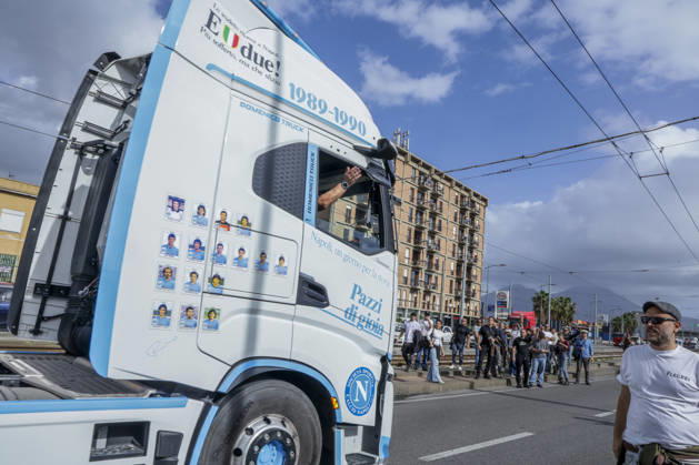 IPA90037894 - HGV drivers are taking part in a slow-moving truck convoy through Naples as protests against rising fuel prices and operating costs continue. The vehicles, which had been stationed for days on Via Argine, moved toward the port before returning to their original position, causing major traffic disruptions. The blockade has also prevented fuel tankers from leaving the depot, contributing to shortages of gasoline and diesel at gas stations. Protesters explained their demands to passersby and expressed disappointment with the government’s recently introduced aid decree.  Copyright: xAntonioxBalasco LiveMediax xAntonioxBalasco LiveMediax IPA90037894