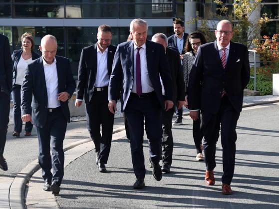 Former Federal President Christian Wulff visits the Fraunhofer Institute for Applied Optics and Precision Mechanics in Jena Jena, January 22, 2026 Dr. Andreas Tünnermann (right), Prof. Dr.-Ing. Timo Mappes (left), and former Federal President Christian Wulff (center) during a visit to the Fraunhofer Institute for Applied Optics and Precision Mechanics in Jena, Thuringia, Germany Copyright: xMatthiasxGränzdörferx