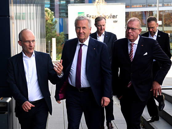 Former Federal President Christian Wulff visits the Fraunhofer Institute for Applied Optics and Precision Mechanics in Jena, Jena, January 22, 2026: Prof. Dr.-Ing. Timo Mappes (left), former Federal President Christian Wulff (center), and Dr. Andreas Tünnermann (right) during a visit to the Fraunhofer Institute for Applied Optics and Precision Engineering in Jena, Thuringia, Germany Copyright: xMatthiasxGränzdörferx