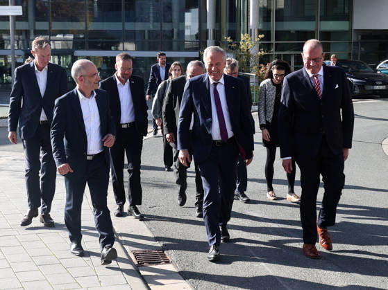 Former Federal President Christian Wulff visits the Fraunhofer Institute for Applied Optics and Precision Mechanics in Jena Jena, January 22, 2026 Dr. Andreas Tünnermann (right), Prof. Dr.-Ing. Timo Mappes (left), and former Federal President Christian Wulff (center) during a visit to the Fraunhofer Institute for Applied Optics and Precision Mechanics in Jena, Thuringia, Germany Copyright: xMatthiasxGränzdörferx