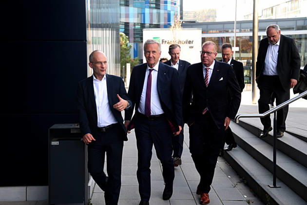 Former Federal President Christian Wulff visits the Fraunhofer Institute for Applied Optics and Precision Engineering in Jena, Jena, January 22, 2026: Prof. Dr.-Ing. Timo Mappes (left), former Federal President Christian Wulff (center), and Dr. Andreas Tünnermann (right) during a visit to the Fraunhofer Institute for Applied Optics and Precision Mechanics in Jena, Thuringia, Germany Copyright: xMatthiasxGränzdörferx