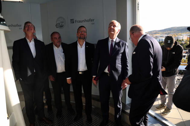 Former Federal President Christian Wulff visits the Fraunhofer Institute for Applied Optics and Precision Mechanics in Jena Jena, January 22, 2026 Thomas Nitzsche (third from left) and former Federal President Christian Wulff (fourth from left) during a visit to the Fraunhofer Institute for Applied Optics and Precision Engineering in Jena, Thuringia, Germany Copyright: xMatthiasxGränzdörferx