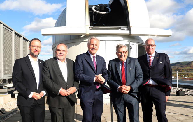 Former Federal President Christian Wulff visits the Fraunhofer Institute for Applied Optics and Precision Mechanics in Jena Jena, January 22, 2026 Prof. Dr. Steffen Teichert, Dr. Franz von Falkenhausen, Former Federal President Christian Wulff, Prof. Dr. Ing. Timo Mappes, and Dr. Andreas Tünnermann during a visit to the Fraunhofer Institute for Applied Opt Copyright: xMatthiasxGränzdörferx