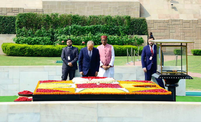 RECORD DATE NOT STATED Poland PM Donald Tusk in India New Delhi, Oct 22 (ANI): Poland PM Donald Tusk pays tribute to Mahatma Gandhi at Raj Ghat, in New Delhi on Thursday. (@MEAIndia X ANI Photo) NEW DELHI Delhi India Copyright: xANIx ANI_20261022013