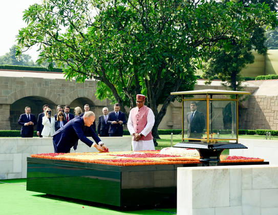 RECORD DATE NOT STATED Poland PM Donald Tusk in India New Delhi, Oct 22 (ANI): Poland PM Donald Tusk pays a floral tribute to Mahatma Gandhi at Raj Ghat, in New Delhi on Thursday. (@MEAIndia X ANI Photo) NEW DELHI Delhi India Copyright: xANIx ANI_20261022014