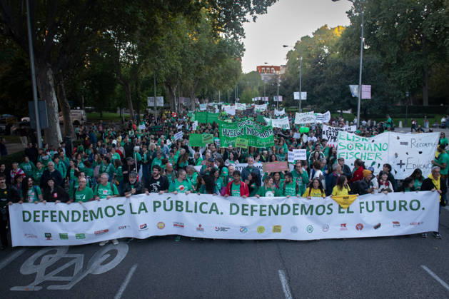 Demonstration in Support of the Education Strike in Madrid Hundreds of people carrying signs during a demonstration in support of the education strike on October 22, 2026, in Madrid, Spain. The indefinite education strike in Madrid continues and enters the second half of October 2026, marked by a strong mobilization of public school teachers and the Ayuso government’s outright refusal to sit down and negotiate. OCTOBER 22, 2026 MAREA VERDE Fernando Sá Madrid, Spain Copyright: xFernandoxSanchezx 7862492