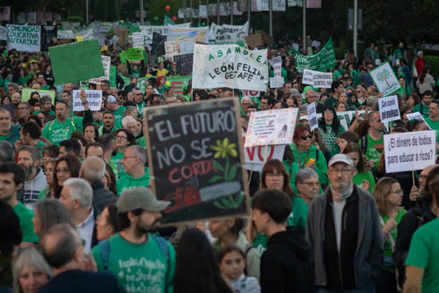 Demonstration in Support of the Education Strike in Madrid Hundreds of people carrying signs during a demonstration in support of the education strike on October 22, 2026, in Madrid, Spain. The indefinite education strike in Madrid continues and enters the second half of October 2026, marked by a strong mobilization of public school teachers and the Ayuso government’s outright refusal to sit down and negotiate. OCTOBER 22, 2026 MAREA VERDE Fernando Sá Madrid, Spain Copyright: xFernandoxSanchezx 7862493