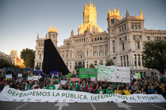 Demonstration in Support of the Education Strike in Madrid Hundreds of people carrying signs during a demonstration in support of the education strike on October 22, 2026, in Madrid, Spain. The indefinite education strike in Madrid continues and enters the second half of October 2026, marked by a strong mobilization of public school teachers and the Ayuso government’s outright refusal to sit down and negotiate. OCTOBER 22, 2026 MAREA VERDE Fernando Sá Madrid, Spain Copyright: xFernandoxSanchezx 7862494