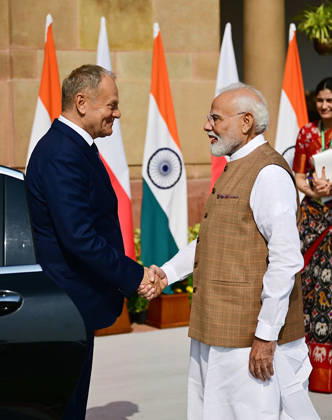RECORD DATE NOT STATED Poland PM Donald Tusk in India New Delhi, Oct 22 (ANI): Prime Minister Narendra Modi receives Polish Prime Minister Donald Tusk at Hyderabad House, in New Delhi on Thursday. (@narendramodi X ANI Photo) New Delhi Delhi India Copyright: xANIx ANI_20261022373