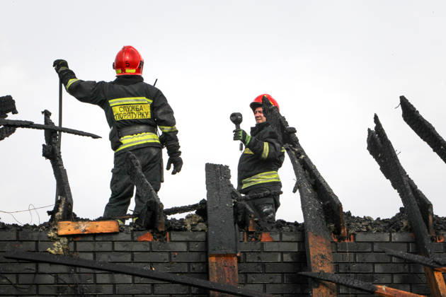 Rescuers respond to a Russian attack on a residential area in Dnipro, Ukraine, October 22, 2026. According to city head Borys Filatov, 11 private houses were damaged in the strike on Thursday morning, and one home burned down completely. (Photo by Mykola Miakshykov Ukrinform) Russian army attacks residential area in Dnipro  Copyright: xMykolaxMiakshykovx