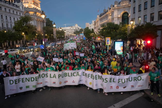 Demonstration in Support of the Education Strike in Madrid Hundreds of people carrying signs during a demonstration in support of the education strike on October 22, 2026, in Madrid, Spain. The indefinite education strike in Madrid continues and enters the second half of October 2026, marked by a strong mobilization of public school teachers and the Ayuso government’s outright refusal to sit down and negotiate. OCTOBER 22, 2026 MAREA VERDE Fernando Sá Madrid, Spain Copyright: xFernandoxSanchezx 7862634