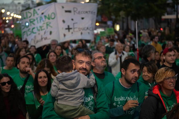 Demonstration in Support of the Education Strike in Madrid Hundreds of people carrying signs during a demonstration in support of the education strike on October 22, 2026, in Madrid, Spain. The indefinite education strike in Madrid continues and enters the second half of October 2026, marked by a strong mobilization of public school teachers and the Ayuso government’s outright refusal to sit down and negotiate. OCTOBER 22, 2026 MAREA VERDE Fernando Sá Madrid, Spain Copyright: xFernandoxSanchezx 7862636
