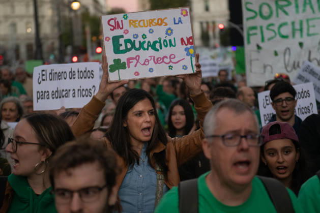 Demonstration in Support of the Education Strike in Madrid Hundreds of people carrying signs during a demonstration in support of the education strike on October 22, 2026, in Madrid, Spain. The indefinite education strike in Madrid continues and enters the second half of October 2026, marked by a strong mobilization of public school teachers and the Ayuso government’s outright refusal to sit down and negotiate. OCTOBER 22, 2026 MAREA VERDE Fernando Sá Madrid, Spain Copyright: xFernandoxSanchezx 7862633