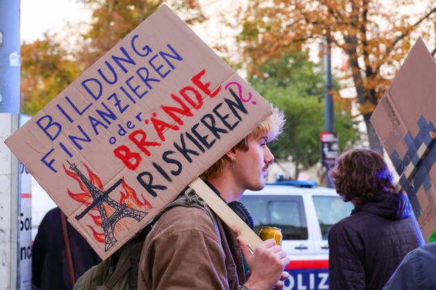 AUSTRIA, VIENNA - OCTOBER 22, 2026: A man holds a sign during a protest against the underfunding of public universities in Austria Vienna Austria  - ZUMAt113 20261022_zaa_t113_678 Copyright: xArnexSvensonx