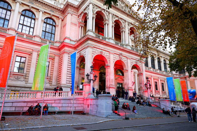 AUSTRIA, VIENNA - OCTOBER 22, 2026: People are seen by the University of Vienna during a protest against the underfunding of public universities in Austria Vienna Austria  - ZUMAt113 20261022_zaa_t113_686 Copyright: xArnexSvensonx