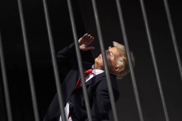 Anti-U.S. President Trump Performance On Billboard Reactions An Iranian masked man performs as U.S. President Donald Trump inside a symbolic cell mounted on a billboard in northern Tehran, Iran, on October 22, 2026, amid escalating tensions between Iran and the United States. Tehran Tehran Iran  Copyright: xMortezaxNikoubazlx originalFilename: nikoubazl-antiuspr261022_npVhC.jpg