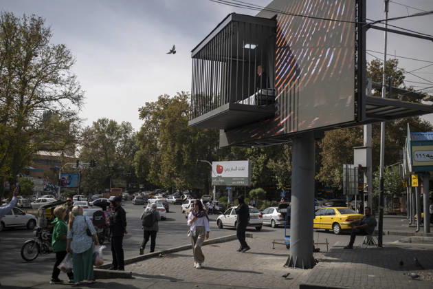 Anti-U.S. President Trump Performance On Billboard Reactions An Iranian masked man performs as U.S. President Donald Trump inside a symbolic cell mounted on a billboard in northern Tehran, Iran, on October 22, 2026, amid escalating tensions between Iran and the United States. Tehran Tehran Iran  Copyright: xMortezaxNikoubazlx originalFilename: nikoubazl-antiuspr261022_npOAS.jpg