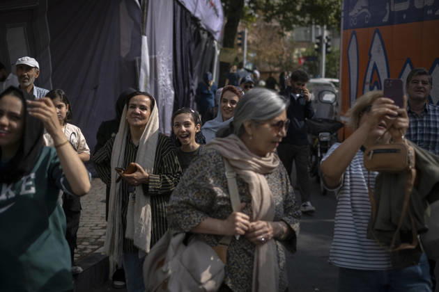 Anti-U.S. President Trump Performance On Billboard Reactions A young Iranian girl reacts as she looks at a masked man (not pictured) performing as U.S. President Donald Trump inside a symbolic cell mounted on a billboard in northern Tehran, Iran, on October 22, 2026, amid escalating tensions between Iran and the United States. Tehran Tehran Iran  Copyright: xMortezaxNikoubazlx originalFilename: nikoubazl-antiuspr261022_npqRU.jpg