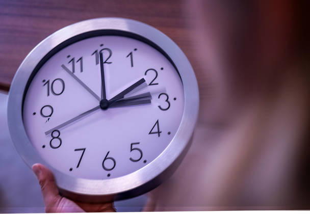 Time change from summer to winter: Setting the time on an analog wall clock with hands from 3:00 to 2:00 (winter time) Copyright: xBEAUTIFULxSPORTS Märklx