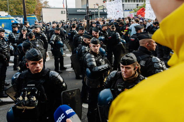 On Thursday, October 22, 2026, the high school and student protest planned in Paris, starting from the PitiÃ -SalpÃªtriere hospital (13th arrondissement), is finally being held as a static gathering. Banned on Wednesday by the Police Prefecture and then authorized by the administrative court, it saw a new prefectural decree cancel the march toward Place de la Bastille. Hundreds of protesters are gathered in front of the hospital, while several metro stations (Place d Italie, Austerlitz, Bastille) have remained closed since 10 a.m. - 22 10 2026 - France Paris Paris -  JanxSchmidt-Whitley LexPictorium LePictorium_0344754