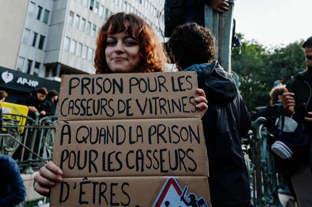 On Thursday, October 22, 2026, the high school and student protest planned in Paris, starting from the PitiÃ -SalpÃªtriere hospital (13th arrondissement), is finally being held as a static gathering. Banned on Wednesday by the Police Prefecture and then authorized by the administrative court, it saw a new prefectural decree cancel the march toward Place de la Bastille. Hundreds of protesters are gathered in front of the hospital, while several metro stations (Place d Italie, Austerlitz, Bastille) have remained closed since 10 a.m. - 22 10 2026 - France Paris Paris -  JanxSchmidt-Whitley LexPictorium LePictorium_0344765