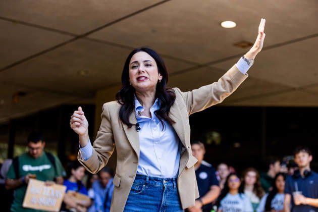October 22, 2026, Houston, Texas, USA: Texas gubernatorial candidate GINA HINOJOSA (D-TX) talks to students during an early voting rally at the University of Houston. Houston USA - ZUMAh306 20261022_zsp_h306_007 Copyright: xOscarxHerrerax