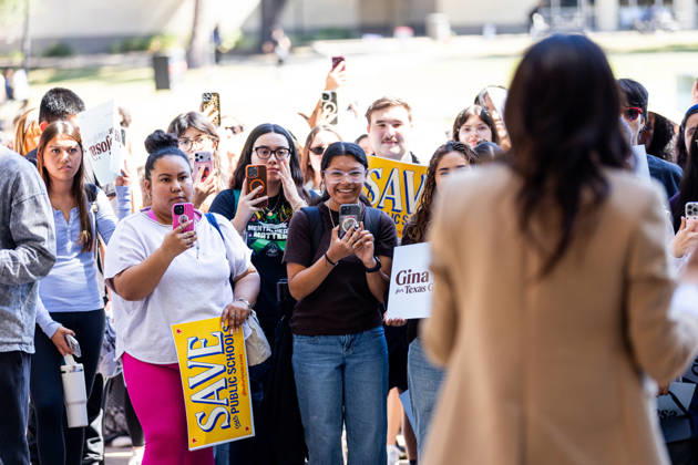 October 22, 2026, Houston, Texas, USA: Texas gubernatorial candidate GINA HINOJOSA (D-TX) talks to students during an early voting rally at the University of Houston. Houston USA - ZUMAh306 20261022_zsp_h306_016 Copyright: xOscarxHerrerax