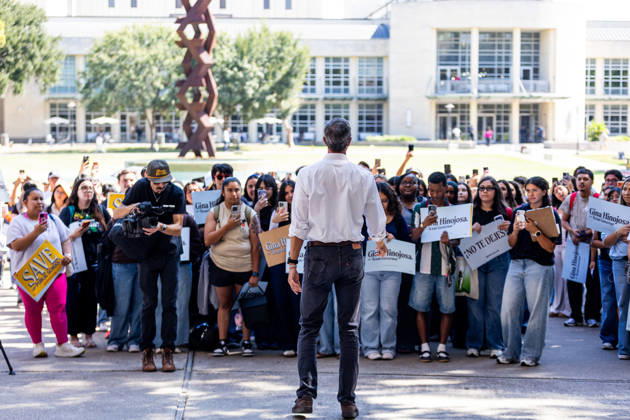 October 22, 2026, Houston, Texas, USA: Former U.S. Rep. Beto O Rourke addresses the crowd ahead of Gina Hinojosa s remarks during an early voting rally at the University of Houston. Houston USA - ZUMAh306 20261022_zsp_h306_018 Copyright: xOscarxHerrerax