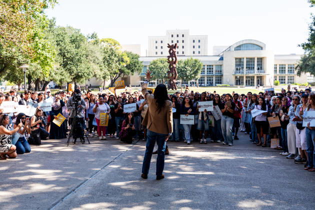 October 22, 2026, Houston, Texas, USA: Texas gubernatorial candidate GINA HINOJOSA (D-TX) talks to students during an early voting rally at the University of Houston. Houston USA - ZUMAh306 20261022_zsp_h306_022 Copyright: xOscarxHerrerax