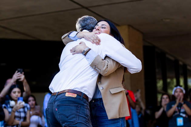 October 22, 2026, Houston, Texas, USA: Texas gubernatorial candidate Gina Hinojosa (D-TX) and Former U.S. Rep. Beto O™Rourke talks to students during an early voting rally at the University of Houston. Houston USA - ZUMAh306 20261022_zsp_h306_023 Copyright: xOscarxHerrerax