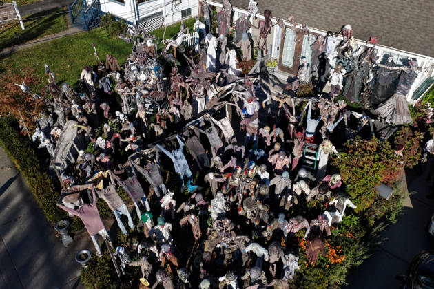 Handmade Zombies Take Over New Jersey Home for Halloween HAWTHORNE, NEW JERSEY - OCTOBER 22: An aerial view of a Halloween display featuring handmade zombies transforms the front lawn and roof of a home on Lafayette Avenue on October 22, 2026, in Hawthorne, New Jersey. Homeowner Tony Rodrigues creates the figures from scratch, incorporating 3D-printed faces into many of the designs. Inspired by Michael Jackson’s Thriller music video, Rodrigues has maintained the Halloween decoration tradition for more than a decade, turning his property into a seasonal attraction for visitors. Lokman Vural Elibol Anadolu New Jersey United States. Editorial use only. Please get in touch for any other usage.  Copyright: x2026xAnadoluxLokmanxVuralxElibolx